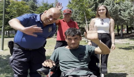 Polis memuru engelli genci akülü sandalyesine kavuşturdu