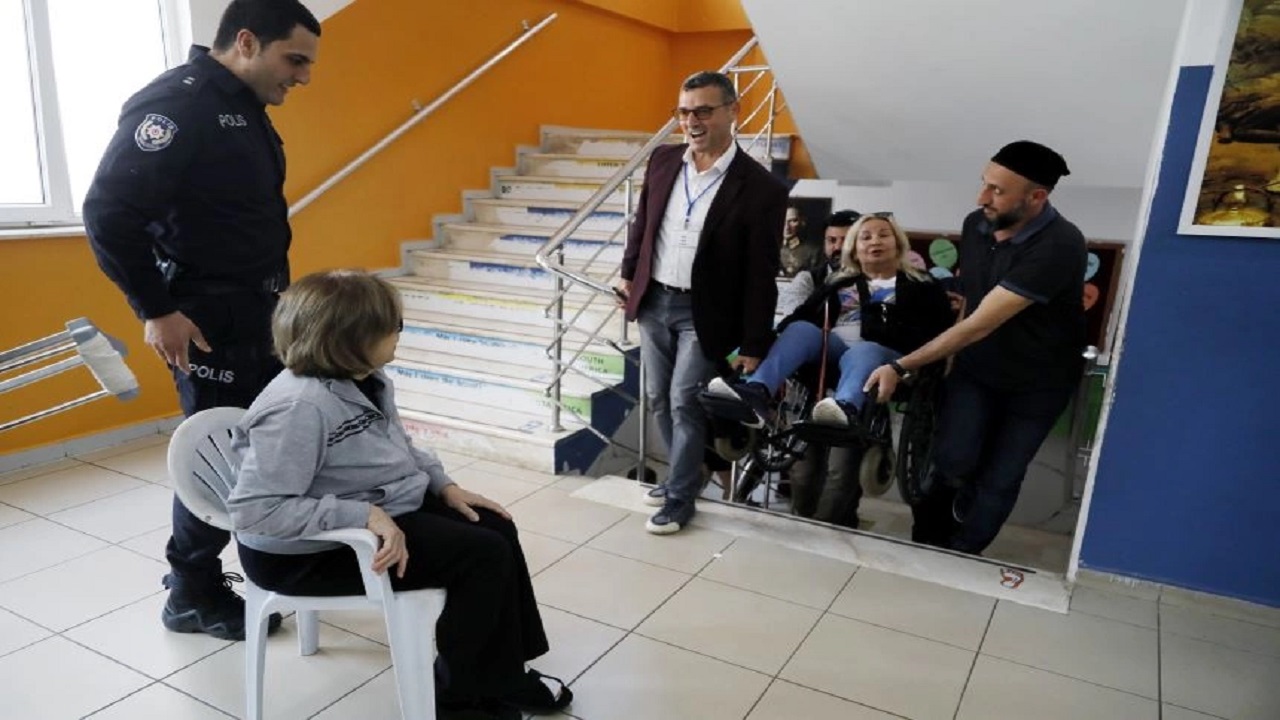 Asansörü Bozuk Olan Okulda Engelli Seçmen Oy Kullandı