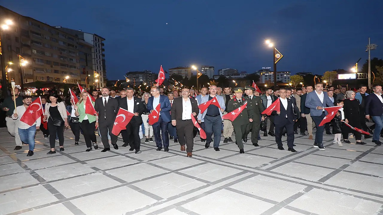 Türk bayrağı eşliğindeki fener alayı 