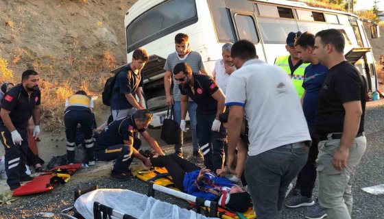Elazığ’da tekeri patlayan minibüs su kanalına düştü: 13 yaralı